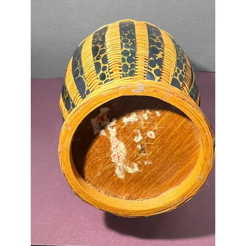 Vtg Wicker Vase Garden Path Design